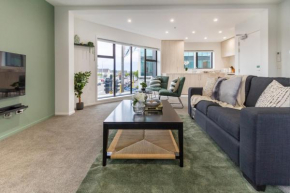 Chic 3-BR CBD Gem in Christchurch: Prime Location